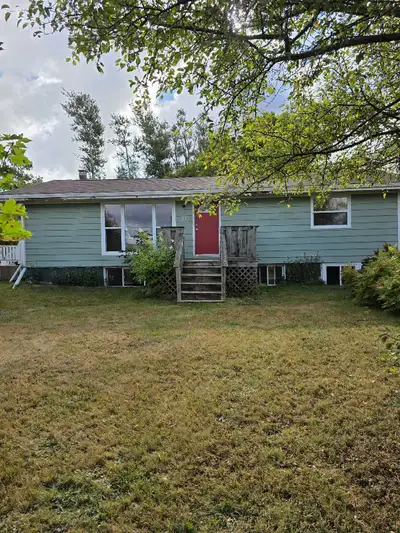 Stratford Pe 3 bedroom waterview apartment. Heated, fridge and stove 1 bathroom. Damage deposit [one...