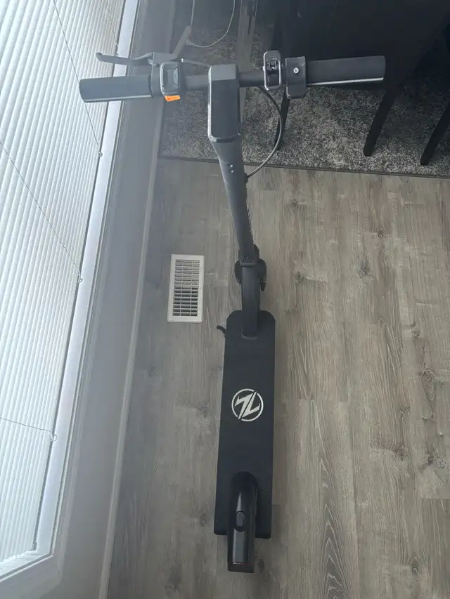 ZD01 E SCOOTER (BATTERY DEAD) *BATTERY INCLUDED* in eBike in Edmonton - Image 3