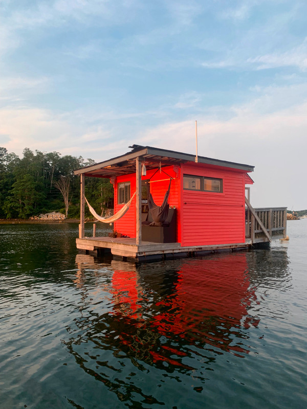 Iconic Mahone Bay Houseboat Cottage - No Property Taxes! in Other in City of Halifax