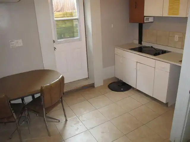 Private Room for rent in Room Rentals & Roommates in Kitchener / Waterloo - Image 4