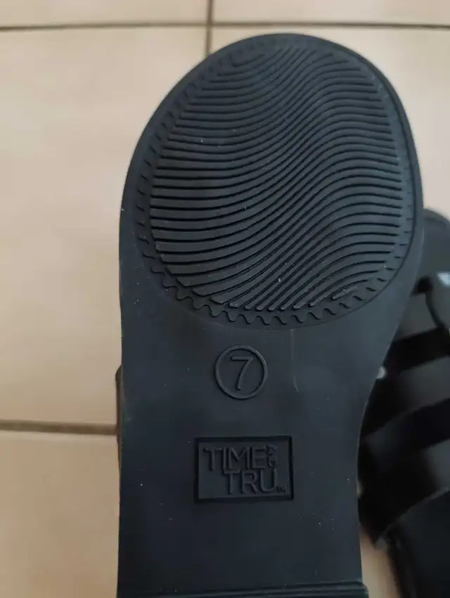 Women Sandals in Women's - Shoes in Mississauga / Peel Region - Image 6