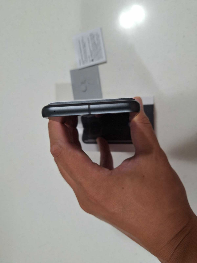Google Pixel 8 128GB - Obsidian smart phone in Cell Phones in Barrie - Image 4