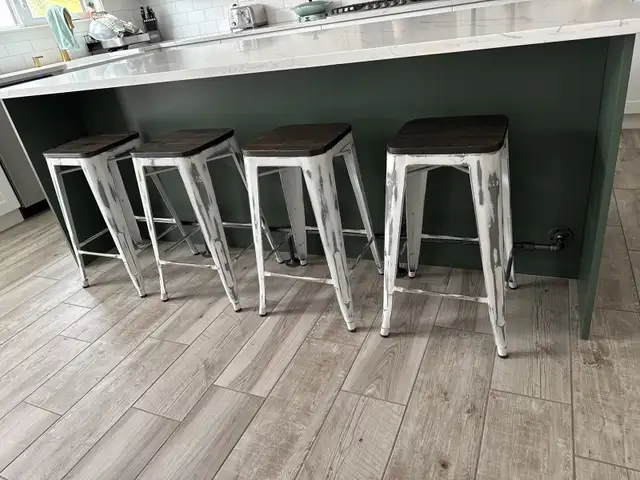 4 counter height bar stools vintage in Chairs & Recliners in Edmonton - Image 2