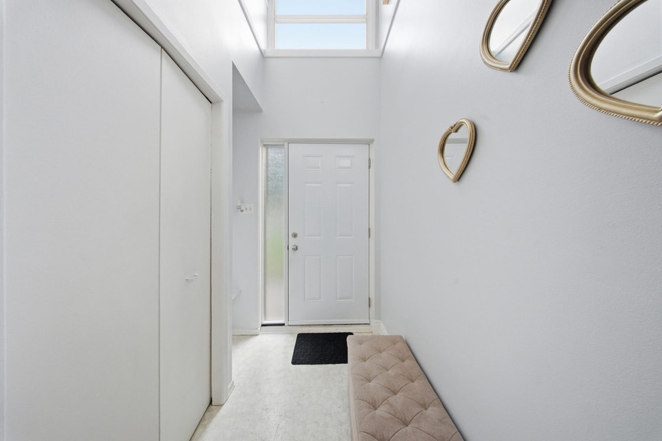 4 bed Townhome end Unit, Ravine Backyard in Bowmanville/ON, photo 2 of 10