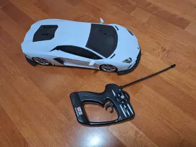 Maisto 1:10 R/C Lamborghini Aventador Comes with chatger and battery $50 pick up only