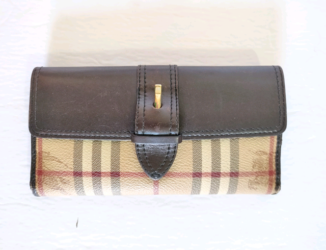 Burberry Long Wallet Card Coin Purse Novacheck in Women's - Bags & Wallets in Hamilton - Image 2