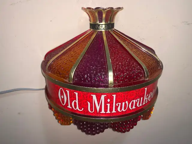 Vintage OLD MILWAUKEE Beer Bar Tiffany Stained Glass Style Light in Arts & Collectibles in Calgary - Image 4