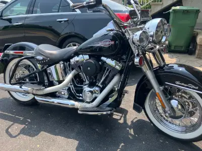 Softail Héritage 2005 en parfaite état mécanique et super propre.74000 km exhaustions wrap blanc mai...