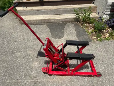 MOTOMASTER Motorcycle Jack 1500 LB CAPACITY LIFT RANGE 45/8-14 1/2" (11,8-36,8 cm)