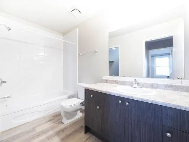 Spacious Newly Renovated 2 Bedroom Apt - Close to Century Park63011177744643123