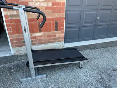 Advantage Fitness manual treadmill. This unit is in very good condition - barely used. The console h...