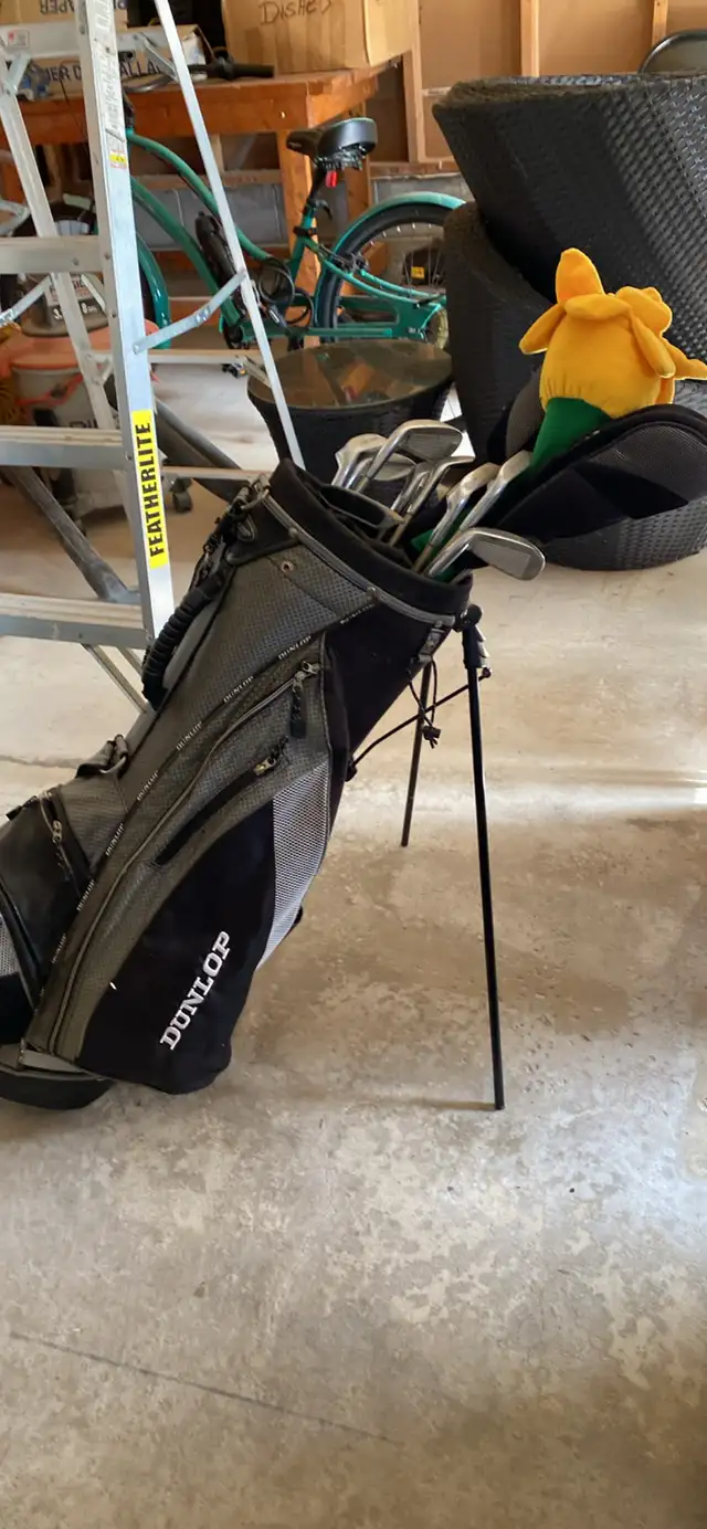 Women’s right hand golf clubs with bag in Golf in Barrie - Image 3