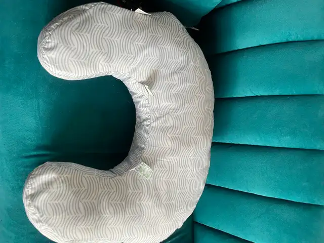 Ingenuity Nursing Breastfeeding Pillow in Feeding & High Chairs in Markham / York Region - Image 2