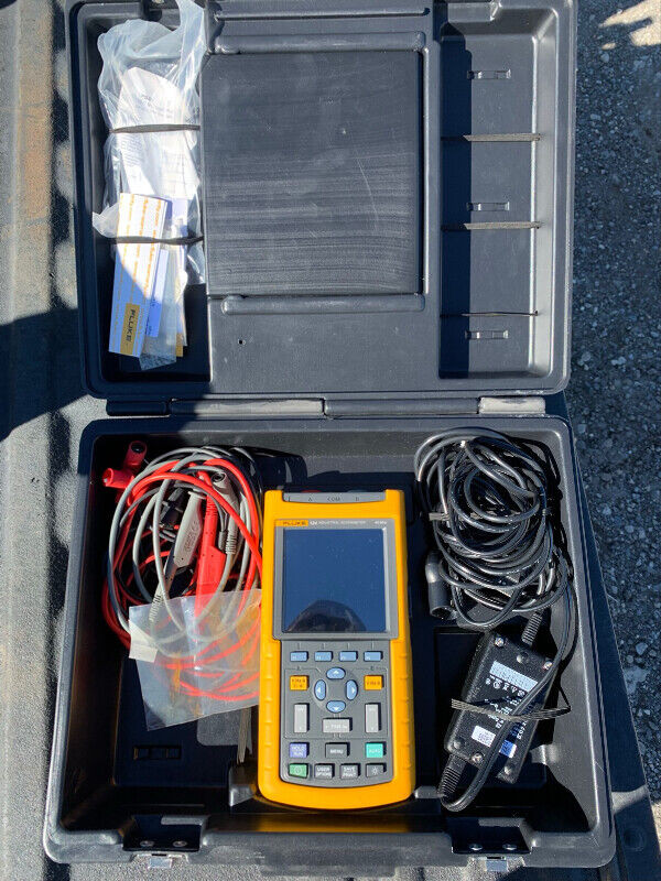 Fluke 124/003S Industrial ScopeMeter with SCC120 Kit, 40 MHz Fre in General Electronics in Calgary - Image 2