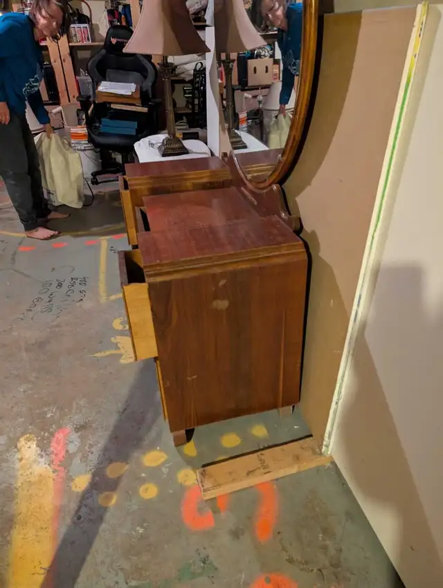 1930 era drop center vanity w mirror in Dressers & Wardrobes in Calgary - Image 4
