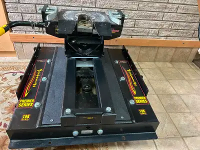 Attache à sellette de marque DEMCO model 6077 18K (8550034) Autoslide, utilisé seulement 4 fois. Le...