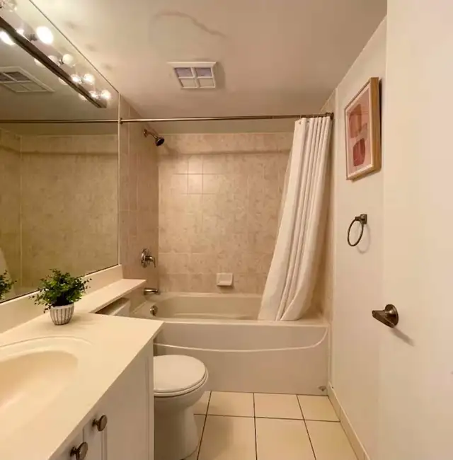 Fully furnished room for rent with private bathroom in Room Rentals & Roommates in City of Toronto - Image 5