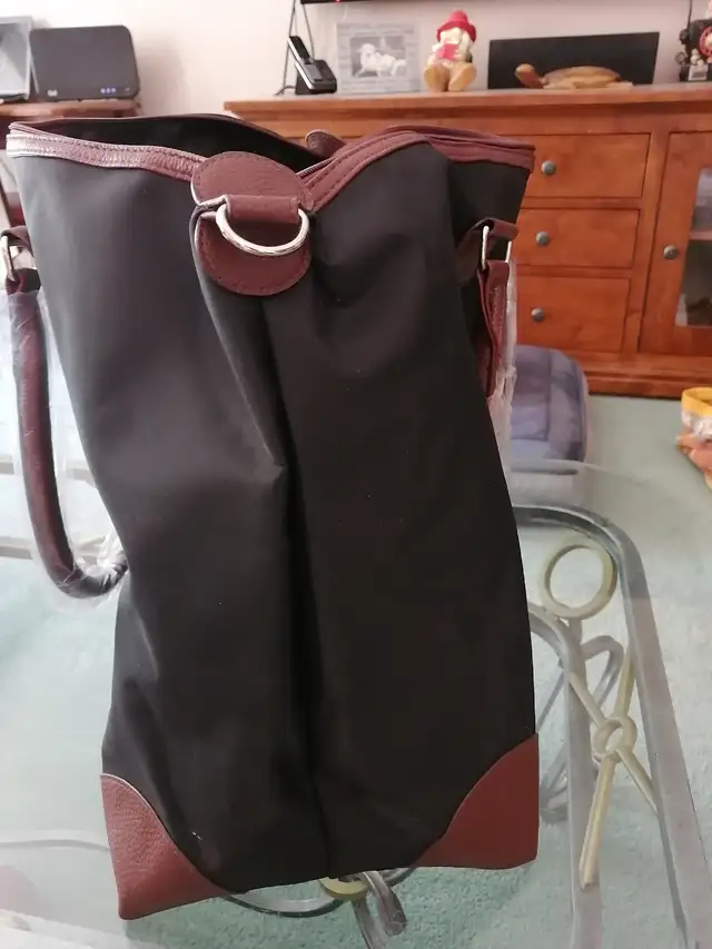 DUFFLE BAG in Women's - Bags & Wallets in Kitchener / Waterloo - Image 3