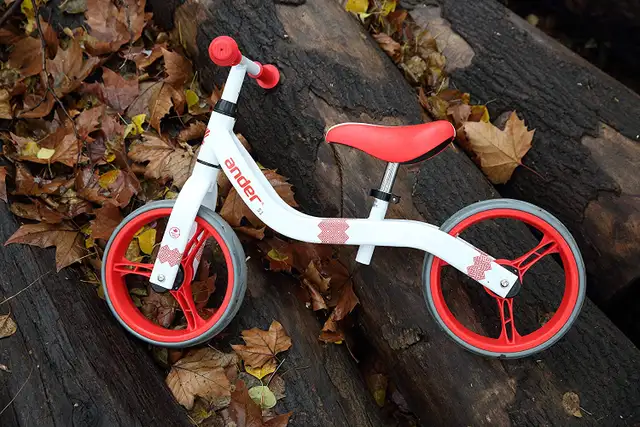Red *NEW*  Kid Balance Bike, 10.5-inch wheels, Ultra-light in Kids in Ottawa - Image 8