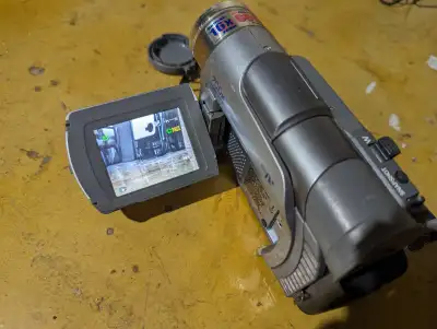 Cine camera Canon avec carte memoire ,marche avec son chargeur ,, View more