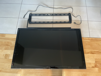 TV Panasonic 42 pouces avec support mural, View more