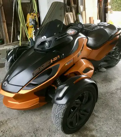 56 000 km. Inspection annuelle au printemps. Semi-automatique. Il vient avec la toile de protection.