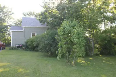 Small 2 Bedroom house for Rent. Large Yard