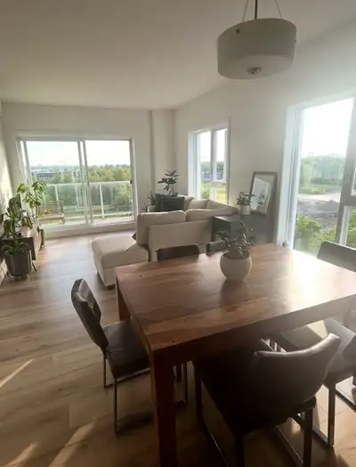 CESSION DE BAIL Situé à St-Romuald, ce lumineux 3 1/2 de coin au dernier étage (7e) d’un immeuble av...