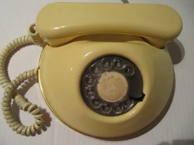 Northern Telecom Pancake Flying Saucer Rotary Phone 1960-70sRare in Arts & Collectibles in Mississauga / Peel Region - Image 3