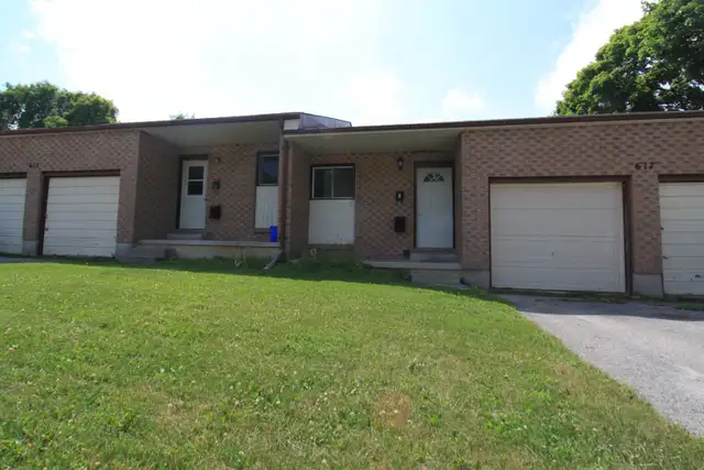 ATTENTION TRENT STUDENTS – 3 Bdrm Townhouse on Reid St