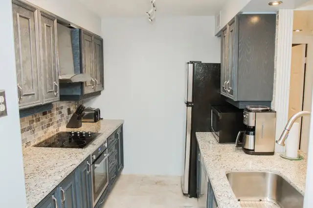 beautiful luxury condo near square one  in Long Term Rentals in Mississauga / Peel Region - Image 8