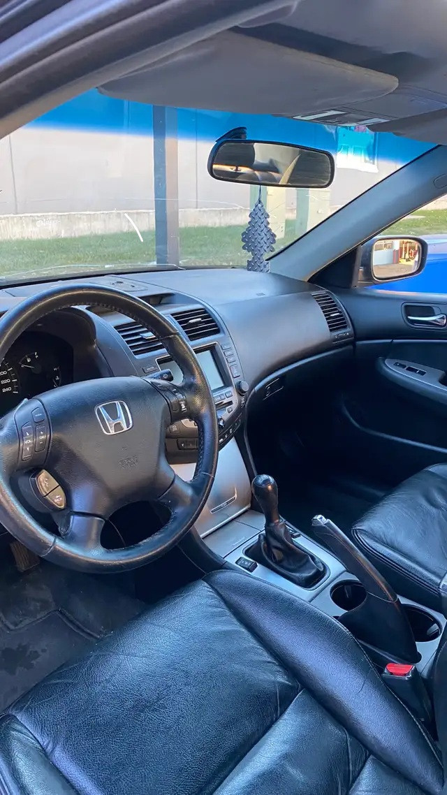 2007 Honda Accord - Moon Roof - Navigation - No oil leaks in Cars & Trucks in Calgary - Image 2