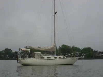 Classic blue-water sailboat equipped for sailing cold water - 180 liter fuel capacity, cabin heater,...