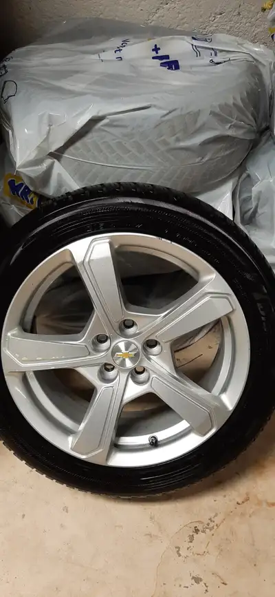 Set of 4 genuine Chevrolet 17-inch gloss silver alloy wheels with Yokohama BluEarth V906 winter tire...