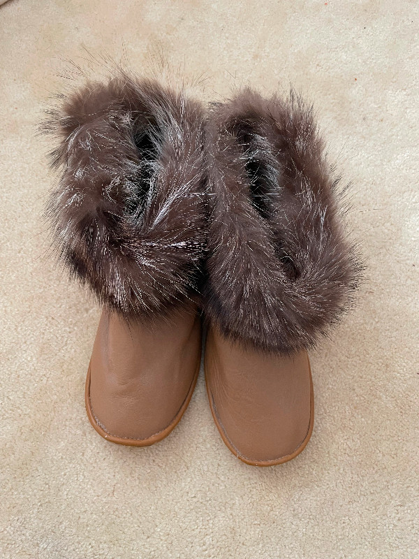 Handmade leather fur lined moccasins/ slippers dans Femmes - Chaussures  à Ville de Montréal - Image 2