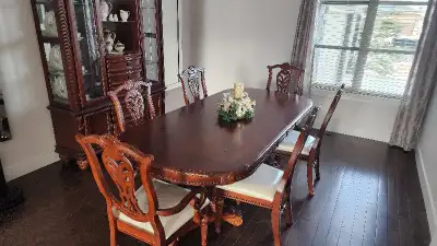 Chippendale's style luxury diningroom set. Full wood no particle board. Dining table extends to 9 fe...