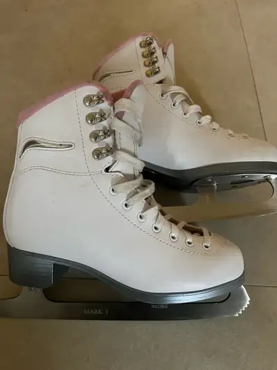 Girl size 5 figure skates, View more