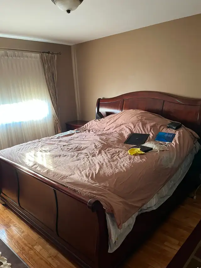 King Size Bedroom Set in Beds & Mattresses in City of Montréal - Image 2