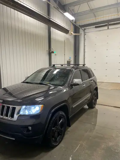 Grand cherokee overland AWD edition. 5.7 hemi with a 5 speed transmission. New: front brake pads, k&...