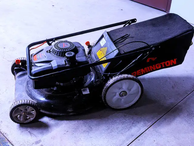 Tondeuse 3-en-1 Remington 159 cm³ de 21 po essence in Lawnmowers & Leaf Blowers in Laval / North Shore - Image 3