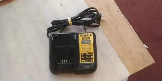 DeWalt DCB10712/20VMAXLITHIUM ION Li-ion battery charger in Power Tools in Edmonton - Image 3