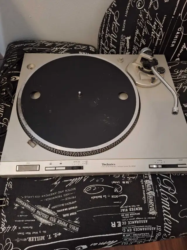 Technics SL-D202 Direct Drive Turntable For Parts Or Repair in General Electronics in Mississauga / Peel Region - Image 3