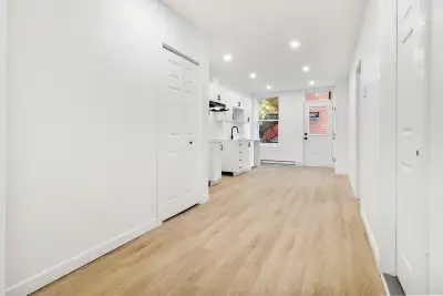 Renovated 4½ | All Appliances Included | In-Unit Laundry | Near Metro | Pet Friendly Bright and full...