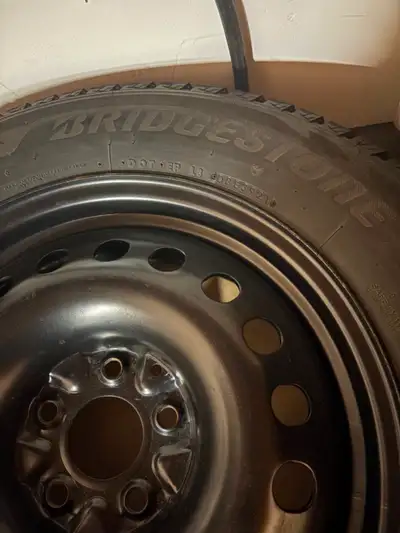 Like new ! Blizzak 4 winter tires and rims in excellent condition. They have about 8000 km only. Pai...