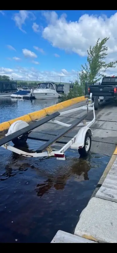Présentement bateau de 21 pieds qui peu venir avec pour le même prix mais bateau vidée intérieur et...