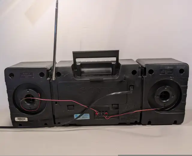 Vintage Sony CFS-1030 BOOMBOX Stereo Tape Player needs fix in Stereo Systems & Home Theatre in Markham / York Region - Image 6