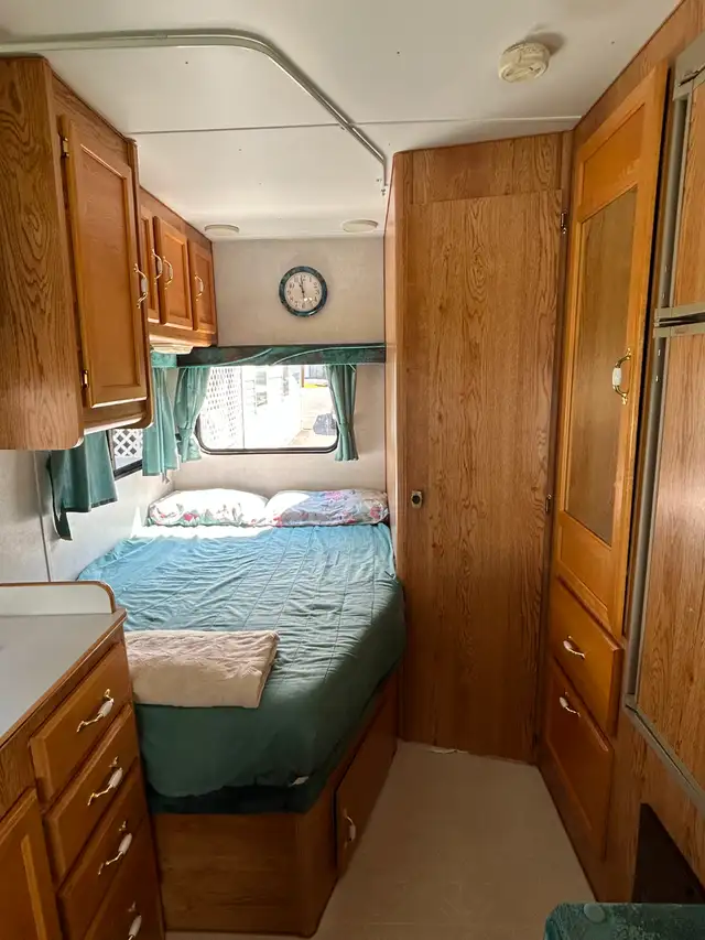 SOLD 1998 Ford E-350 Slumber Queen Motorhome in RVs & Motorhomes in Revelstoke - Image 7