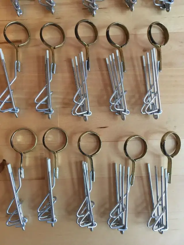 Lot 67 Crochets rideaux MÉTAL VINTAGE 4-Prong Curtain Hooks  in Windows, Doors & Trim in City of Montréal - Image 11