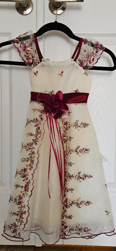 Little girl Easter dress. Size 2 years old in Clothing - 2T in Markham / York Region