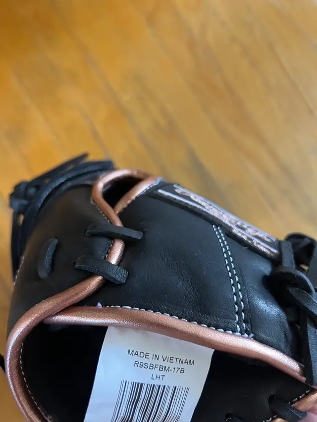 NEW Rawlings R9 Softball/Baseball First Base Mitt LEFT HandThrow in Baseball & Softball in City of Toronto - Image 4